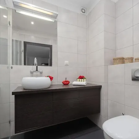 Elegant & Modern With Parking By Renters Apartment