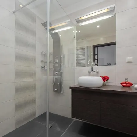 Elegant & Modern With Parking By Renters *