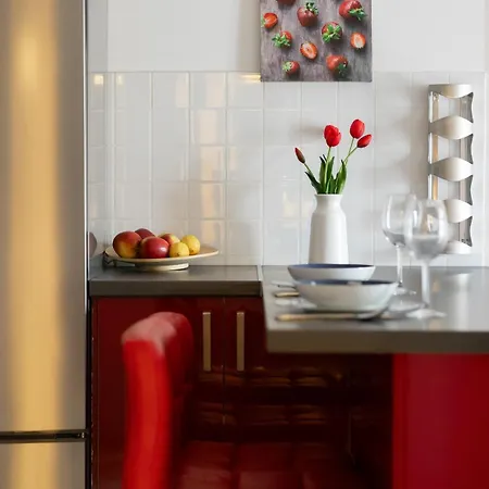 Elegant & Modern With Parking By Renters Apartment