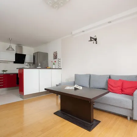 Elegant & Modern With Parking By Renters Apartment *