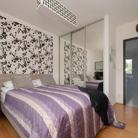 Elegant & Modern With Parking By Renters *