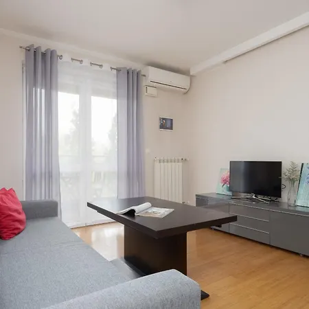 Elegant & Modern With Parking By Renters Apartment *